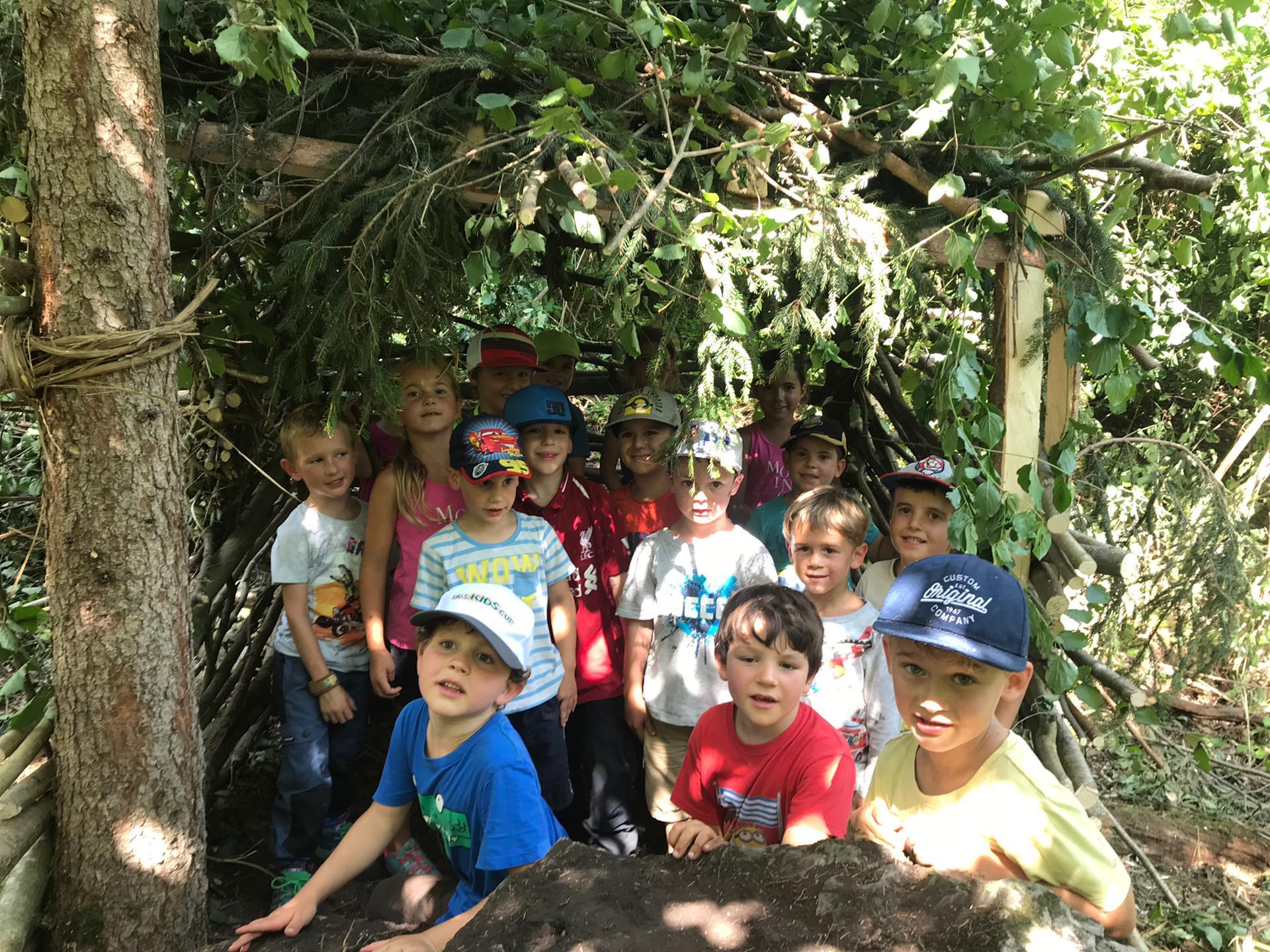 in der selbstgebauten Laubhütte